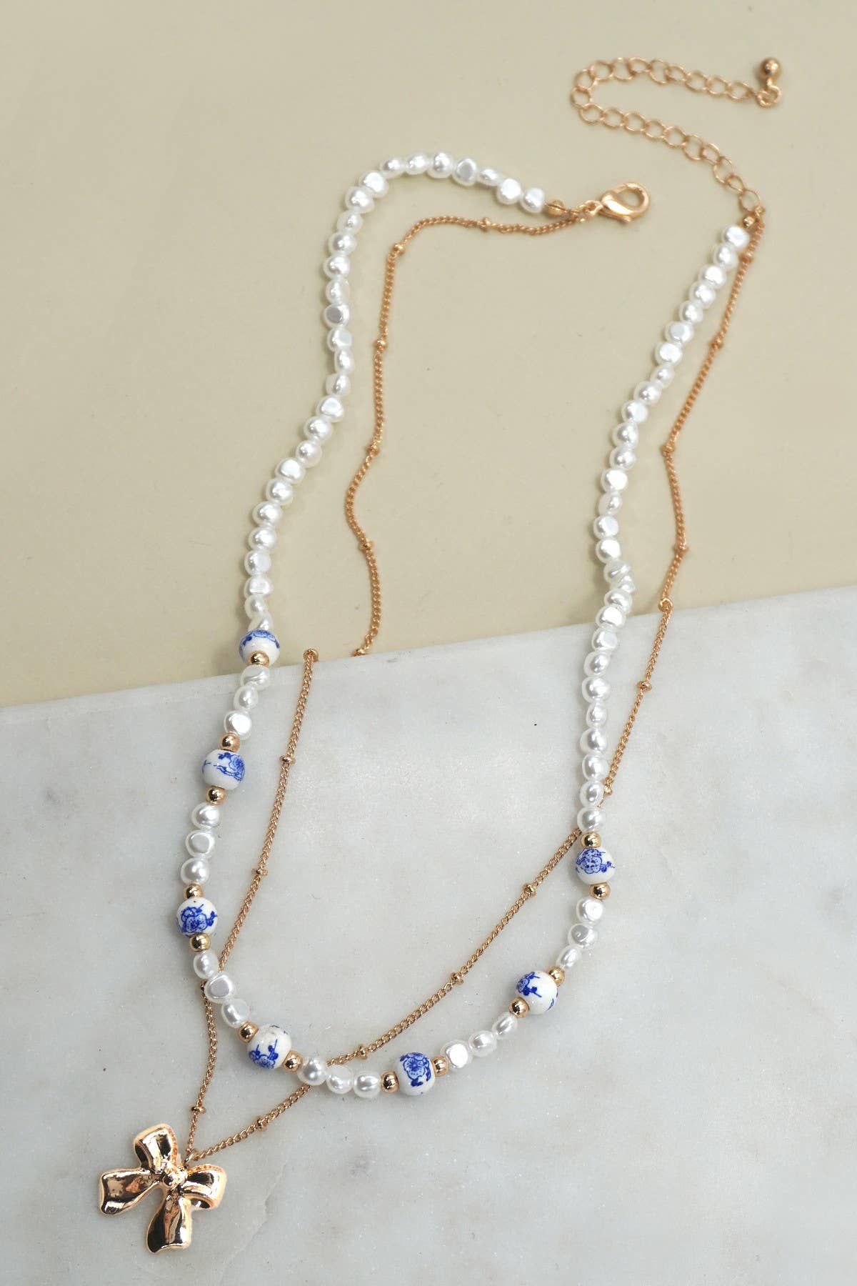 JOSSLYN by wall to wall - CERAMIC PORCELAIN PEARL BOW LAYER NECKLACE | 80N91555